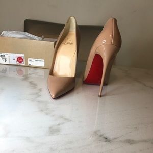 Christian Louboutin “So Kate” (nude)